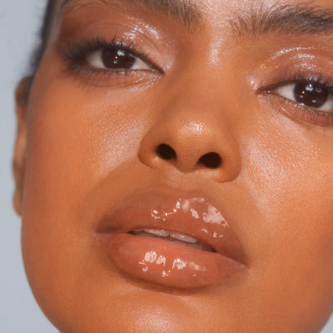 R.E.M. BEAUTY Essential Drip Glossy Balm in Hocus Cocoa - Imagen 3