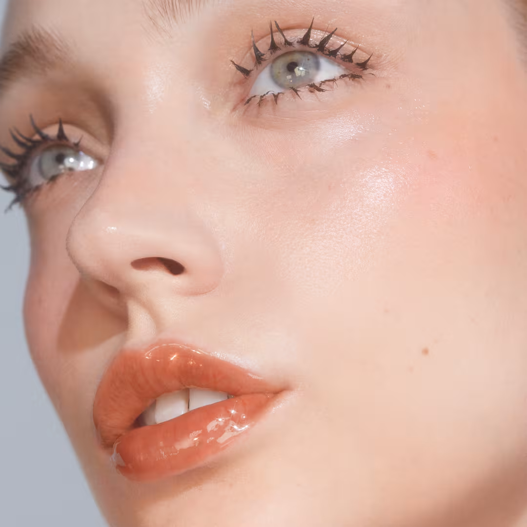 R.E.M. BEAUTY Essential Drip Glossy Balm in Hocus Cocoa - Imagen 2