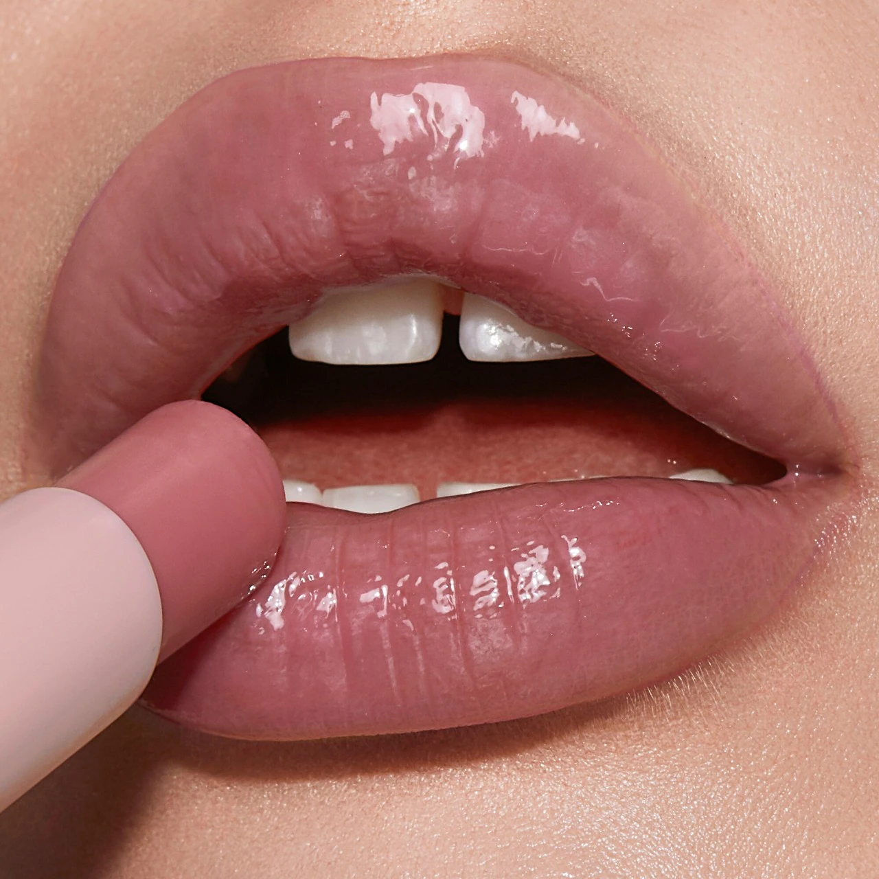 Charlotte Tilbury Hyaluronic Happikiss Lipstick Balm - Imagen 4