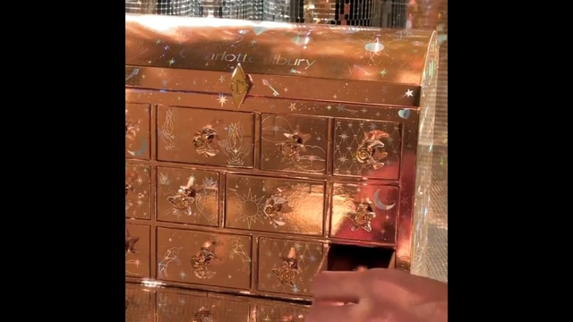 Charlotte Tilbury Charlotte's Beauty Treasure Chest Makeup and Skincare Advent Calendar - Imagen 6