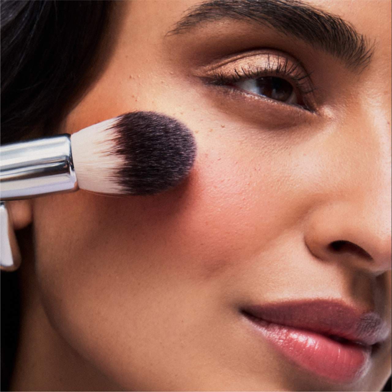 ILIA Precision Powder Brush - Imagen 3