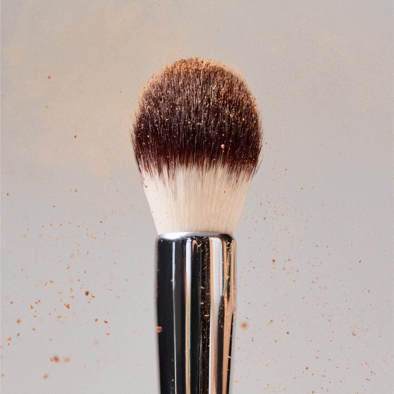 ILIA Precision Powder Brush - Imagen 2