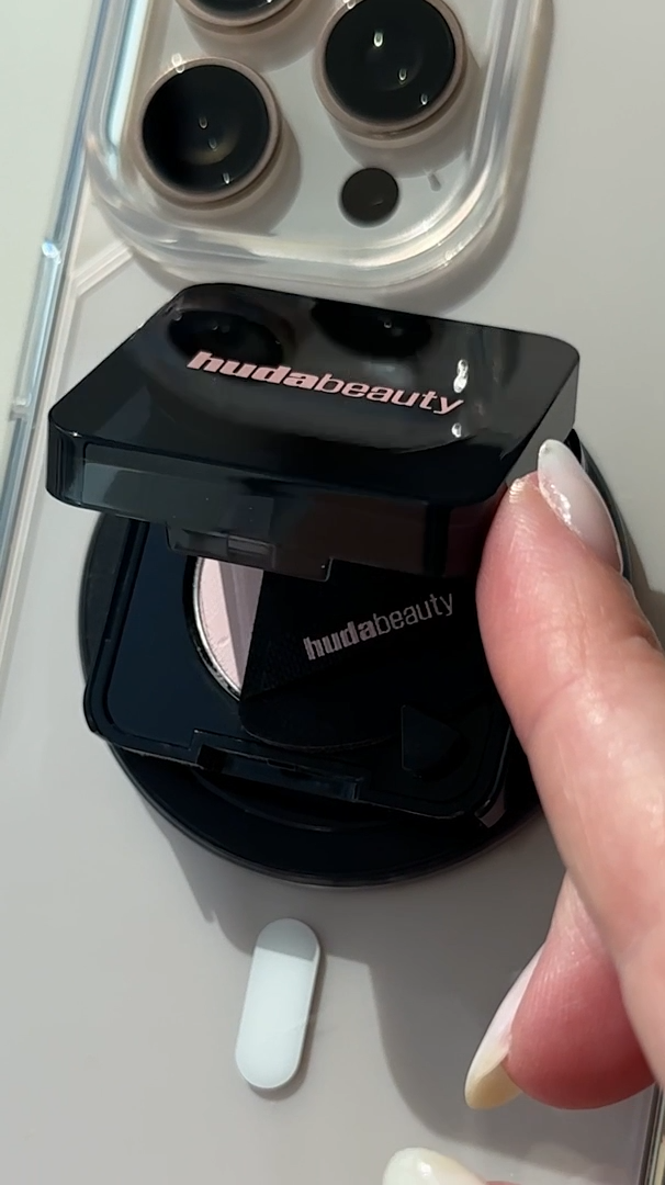 HUDA BEAUTY EASY BAKE PRESSED POWDER PHONE GRIP - Imagen 6